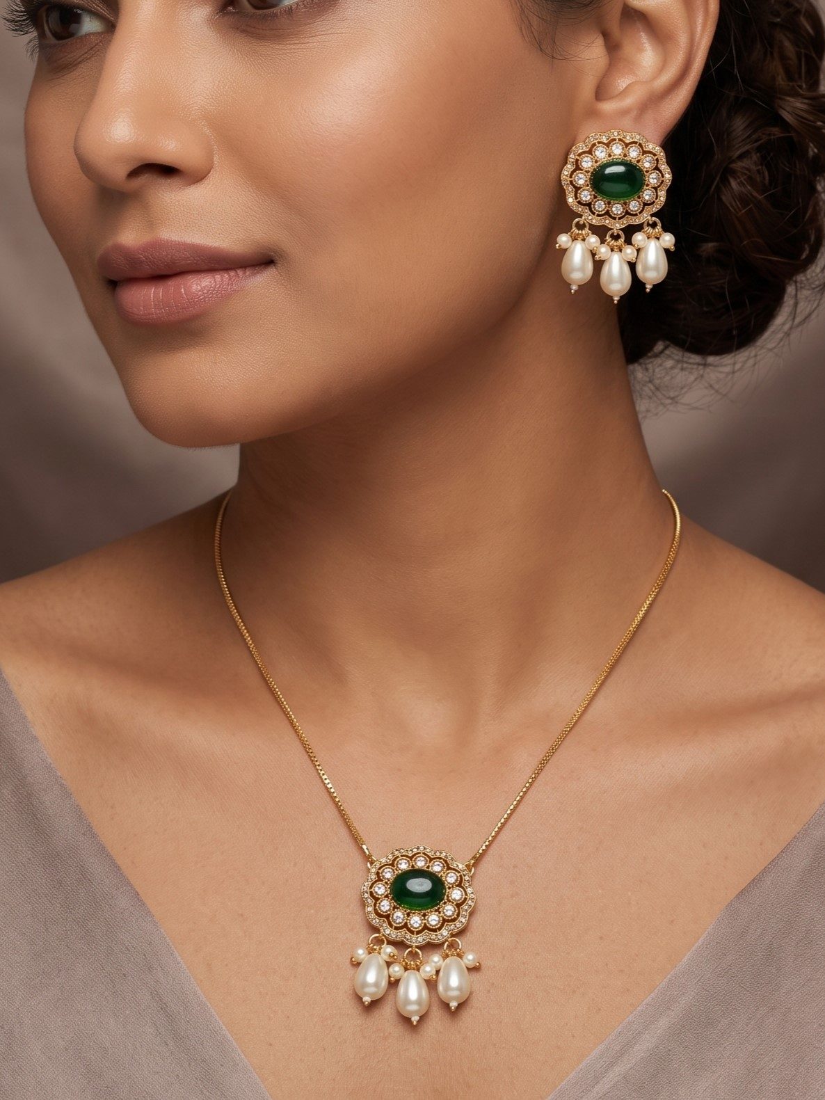 Aamani Victorian Zircon and Monalisa Stone Pendant Set